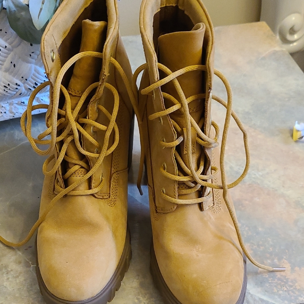 Timberland Wheat Suede Lace-Up Lug Heel Ankle Boots - Picture 6 of 8